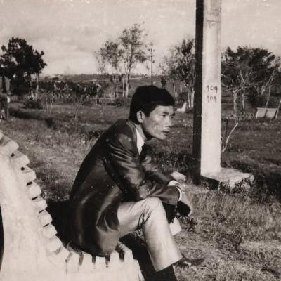 Nhạc sĩ Hoàng Nguyên (Ai Lên Xứ Hoa Đào, Cho Người Tình Lỡ v.v...) và Trầm Tử Thiêng trong chuyến đi Đà Lạt, VN)