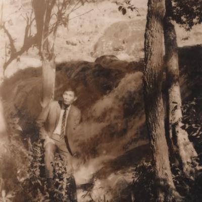 Nhạc sĩ Hoàng Nguyên (Ai Lên Xứ Hoa Đào, Cho Người Tình Lỡ v.v...) và Trầm Tử Thiêng trong chuyến đi Đà Lạt, VN)