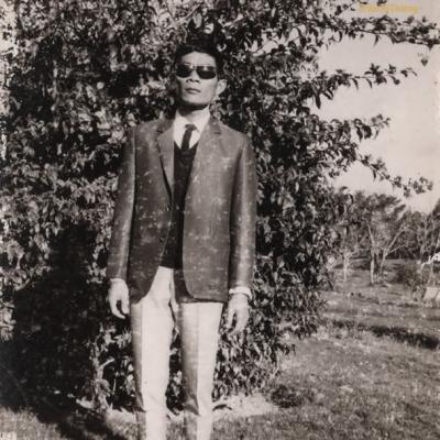 Nhạc sĩ Hoàng Nguyên (Ai Lên Xứ Hoa Đào, Cho Người Tình Lỡ v.v...) và Trầm Tử Thiêng trong chuyến đi Đà Lạt, VN)