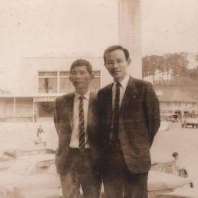 Nhạc sĩ Hoàng Nguyên (Ai Lên Xứ Hoa Đào, Cho Người Tình Lỡ v.v...) và Trầm Tử Thiêng trong chuyến đi Đà Lạt, VN)