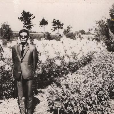 Nhạc sĩ Hoàng Nguyên (Ai Lên Xứ Hoa Đào, Cho Người Tình Lỡ v.v...) và Trầm Tử Thiêng trong chuyến đi Đà Lạt, VN)