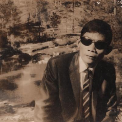 Nhạc sĩ Hoàng Nguyên (Ai Lên Xứ Hoa Đào, Cho Người Tình Lỡ v.v...) và Trầm Tử Thiêng trong chuyến đi Đà Lạt, VN)