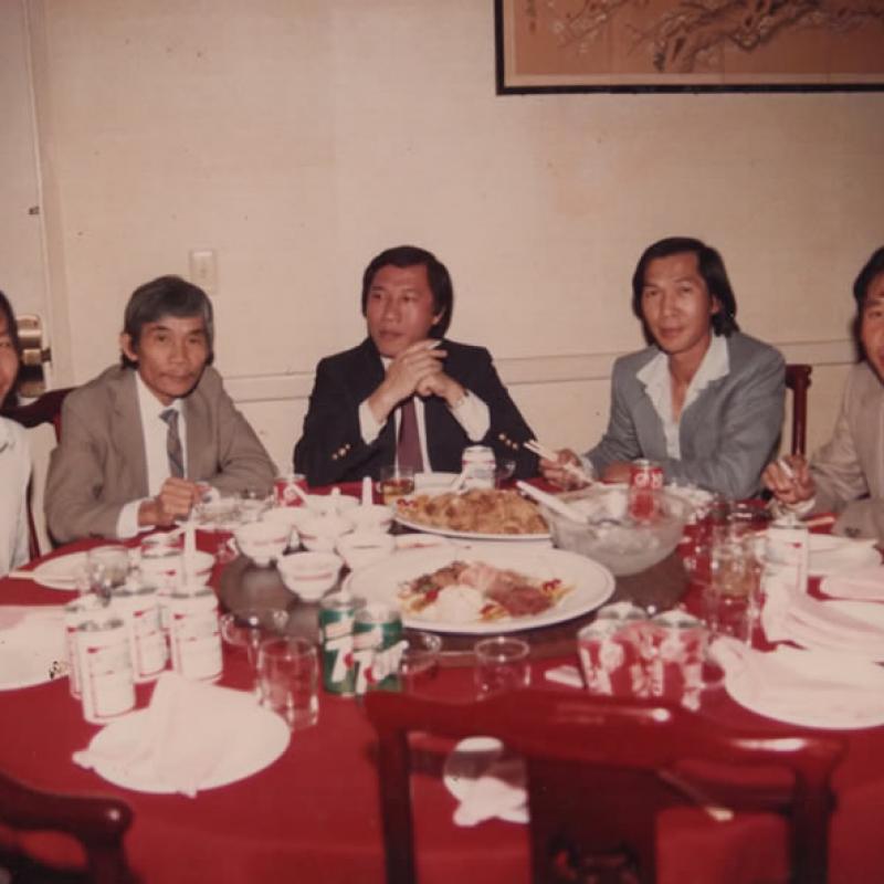 Chung vui với gia đình bạn hữu